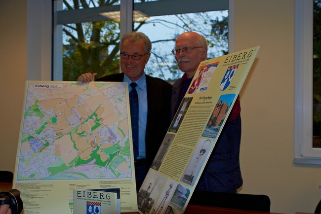 Bezirksbürgermeister Arnold Krämer und Gregor Heinrichs mit der Karte