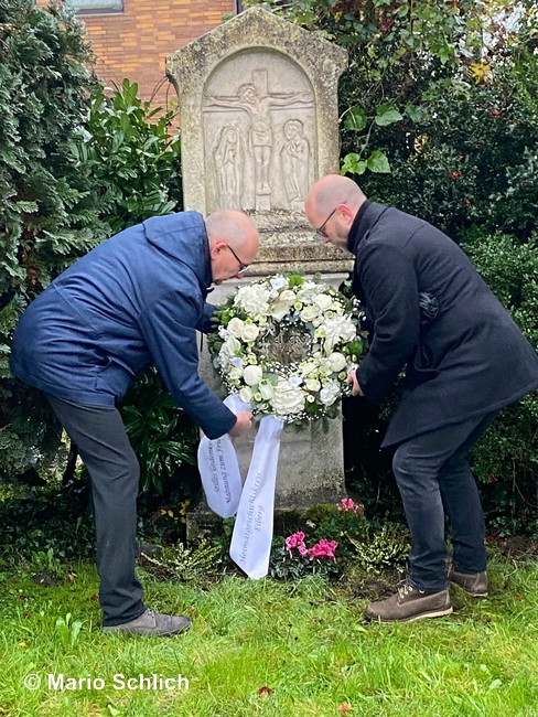 Kranzniederlegung durch Christian Schlich und Tobias Sies